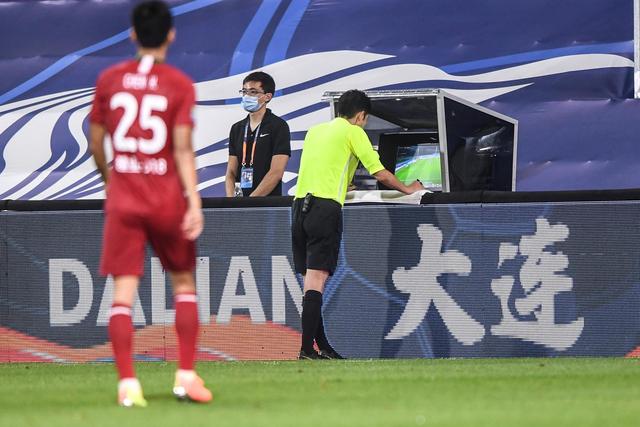 1-1！中超领头羊被“逼平”，两队后防线“都犯浑”，失误送大礼